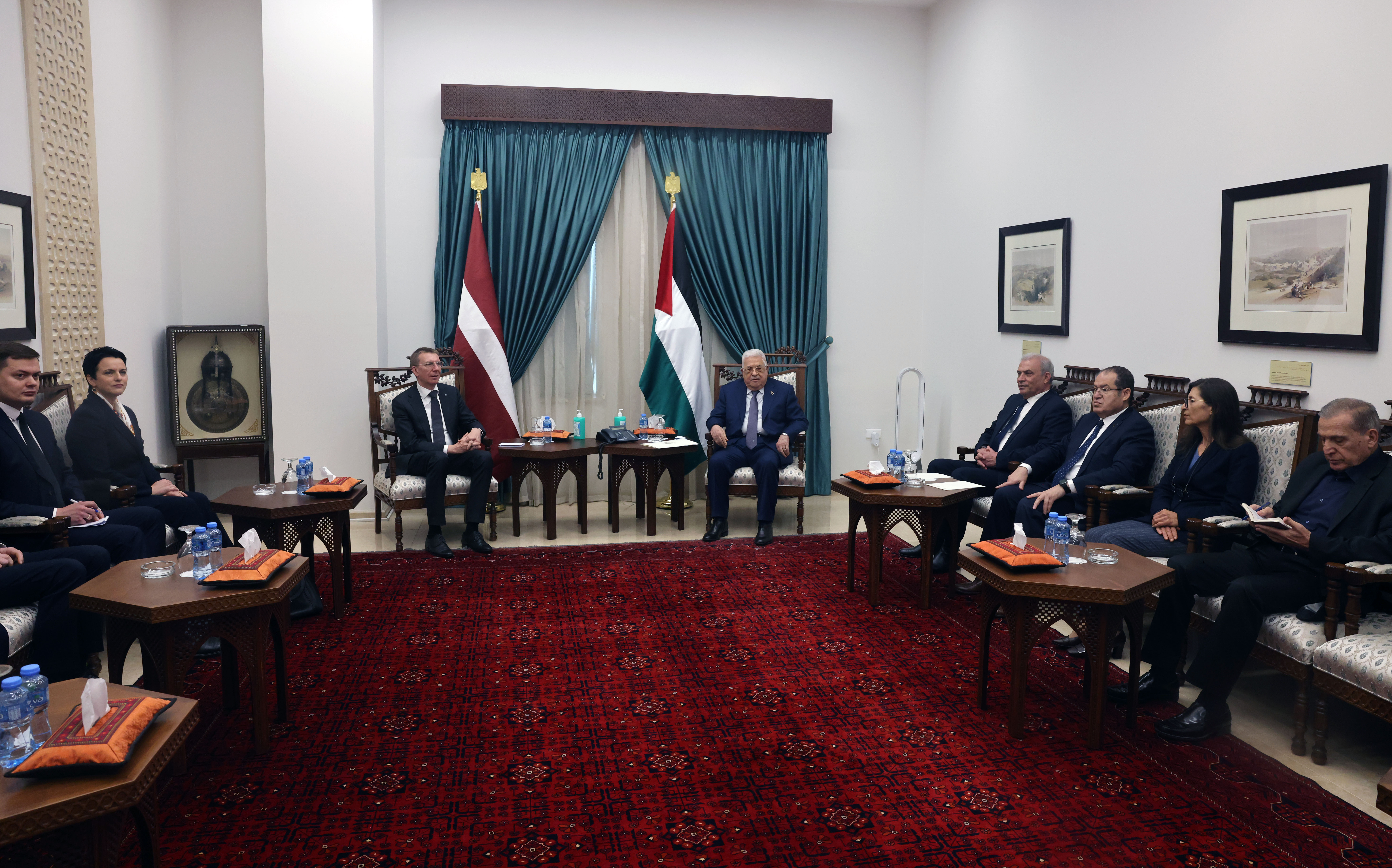 الرئيس لدى استقباله رئيس لاتفيا (تصوير: ثائر غنايم)